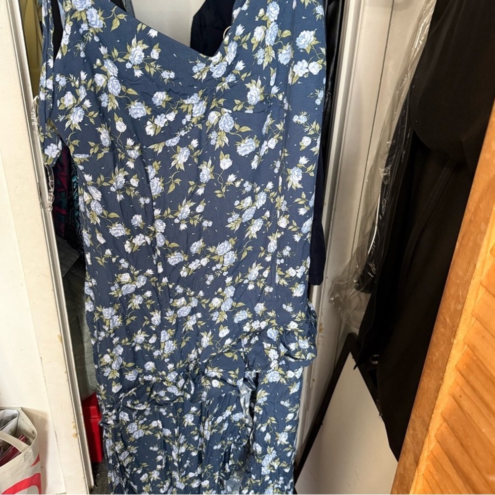 Chic Floral Maxi Dress in Navy Blue